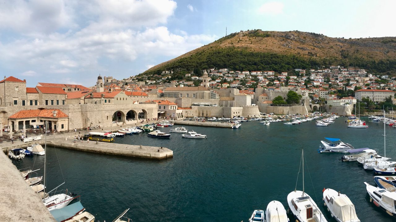 Dubrovnik Altstadt mit Blick auf den Hafen, viele Boote ruhen auf dem sanften türkisblauen Meer