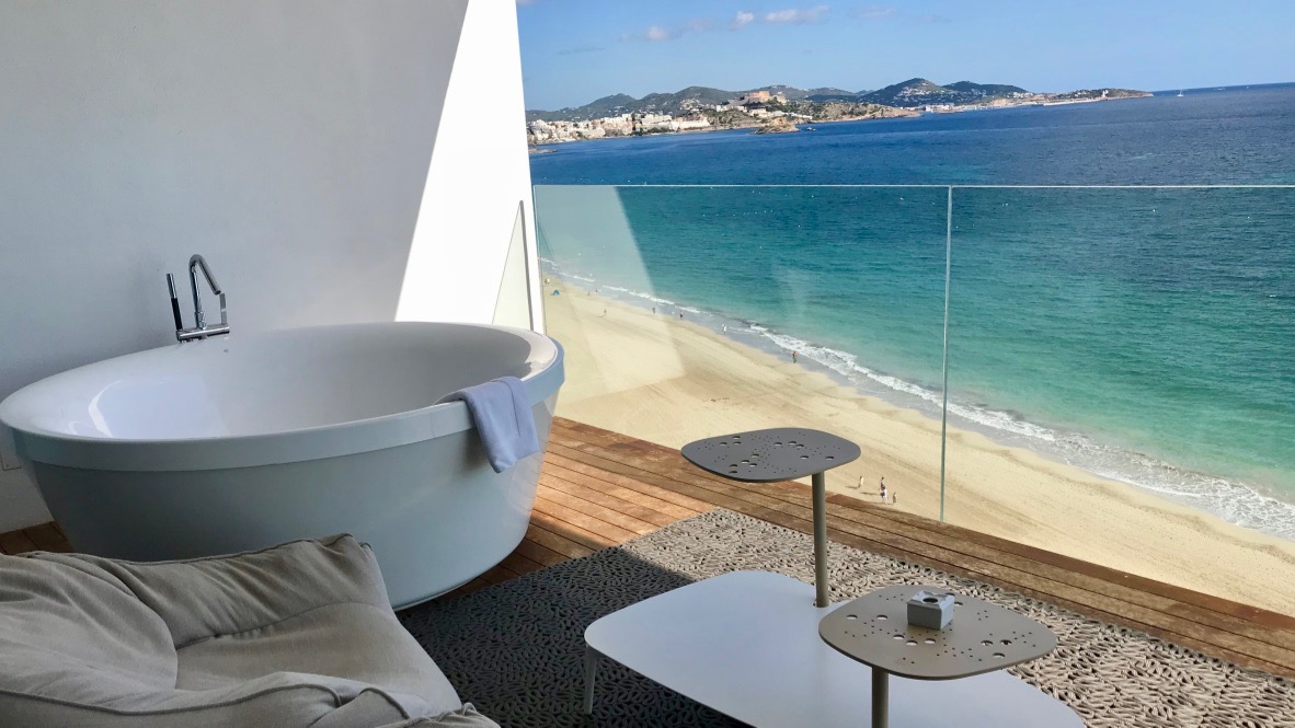 Presidential Suite im Hard Rock Hotel Ibiza. Runde Badewanne auf der überdimensionalen Terrasse. Blick von der Badewanne aus zum endlosen Meer und Ibiza Stadt.