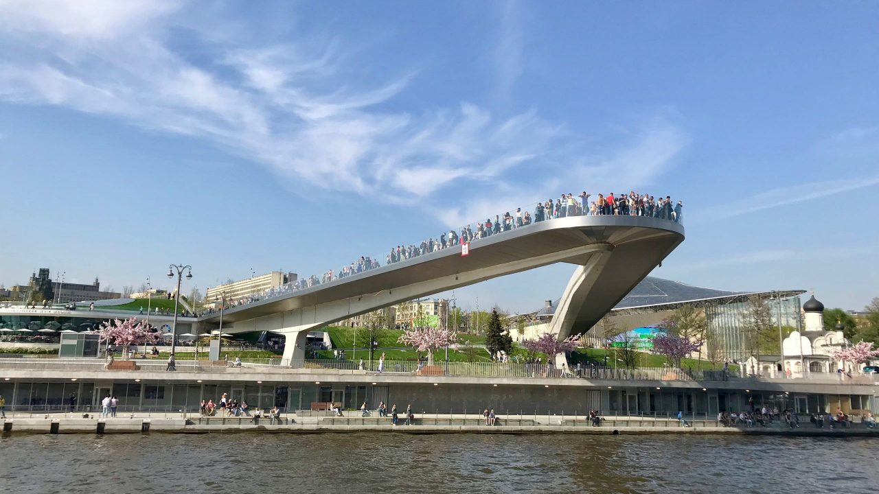 Zaradjie Park Moskau Schwebende Brücke