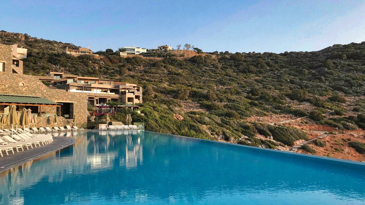 Hotel Daios Cove Kreta Pool und Landschaft