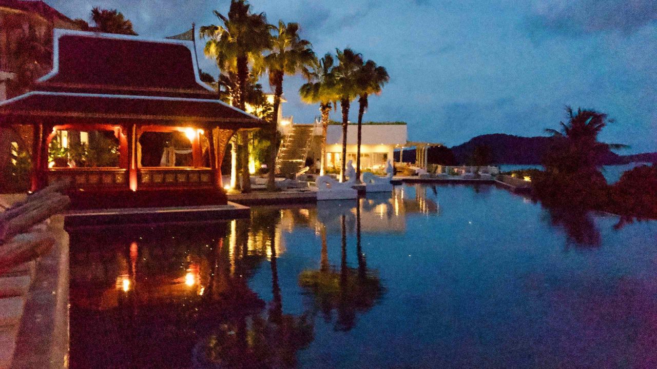 Amatara Wellness Resort Phuket Pool bei Nacht