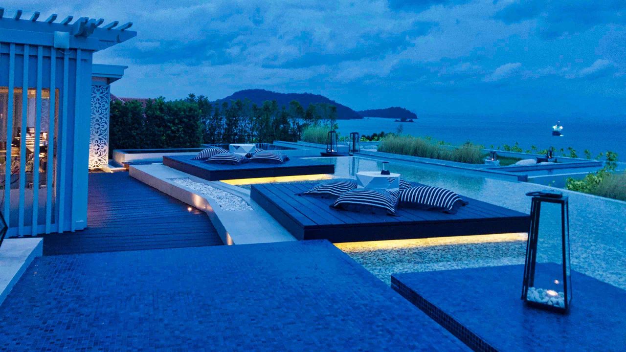 Amatara Wellness Resort Phuket Rooftop Bar bei Nacht