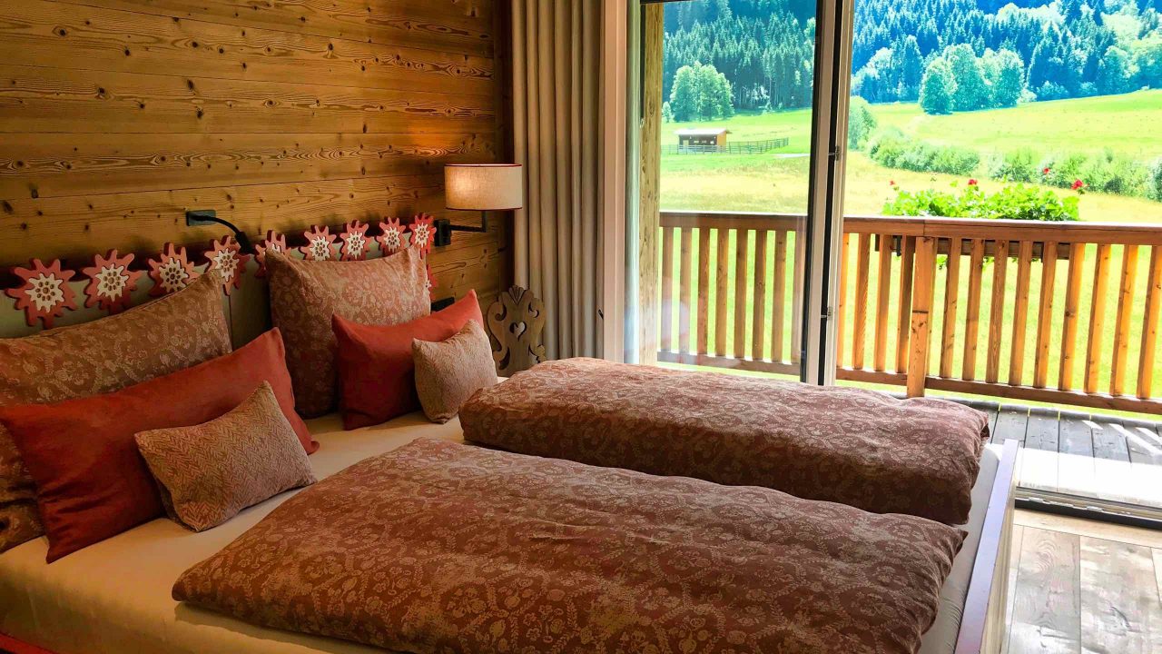 Kitzbühel Lodge Schlafzimmer Aussicht in die Natur