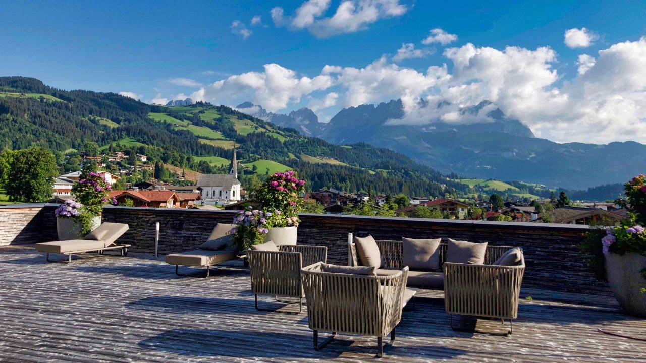 Kitzbühel Lodge Terrasse mit Blick zum Wilden Kaiser