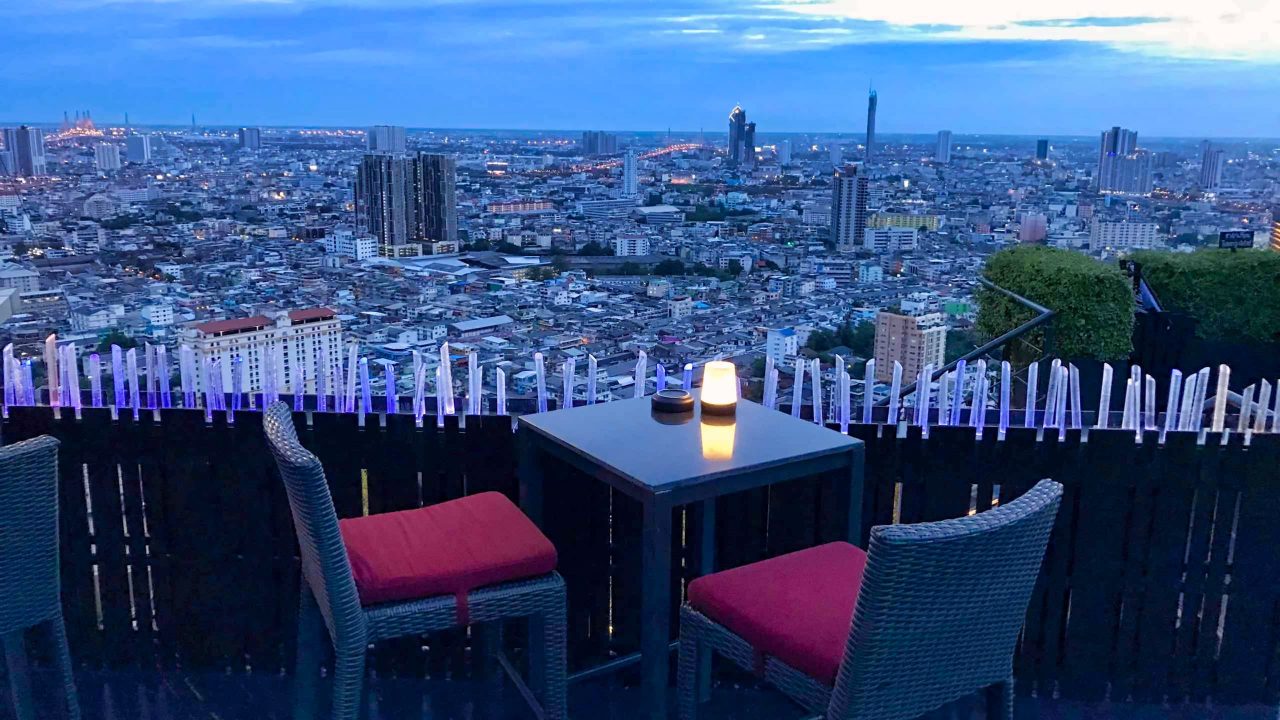 Magisch: Der Blick über Bangkok, Rooftopbar At Sathorn ZOOM.