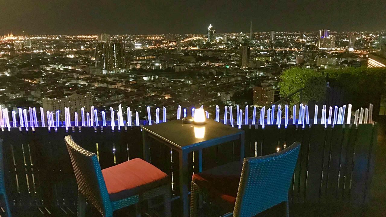 Magisch: Der Blick über Bangkok, Rooftopbar At Sathorn ZOOM.