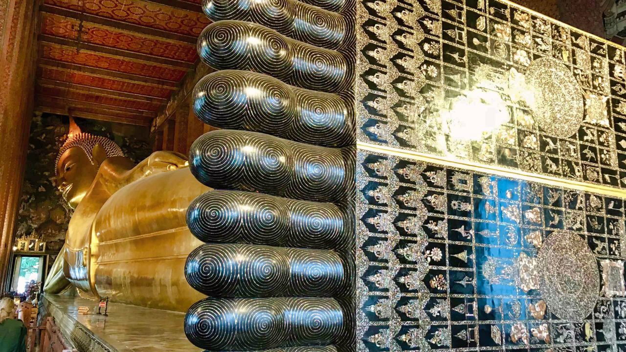 Die Hauptattraktion im Wat Pho: die liegende Buddha Statue mit Perlmutt-Einlegearbeit auf den Fußsohlen.