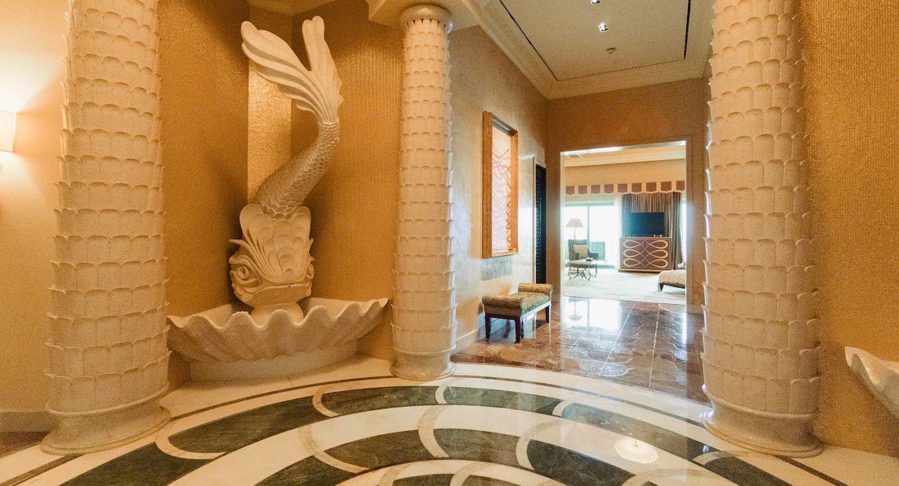 Beeindruckend: Eingangsbereich in der Grand Atlantis Suite. Foto © Mirco Seyfert
