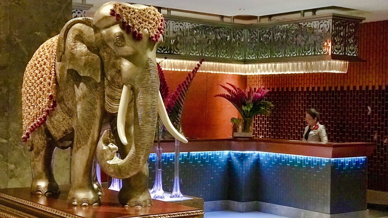 Elegant, raffiniert und mit luxuriösem Thai-Dekor, die Mandarin Oriental Lobby.