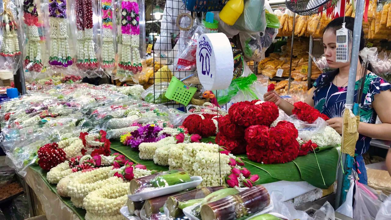 Bunt und duftend, soweit das Auge reicht. Der größte Blumenmarkt Thailands, „Flower Market“.