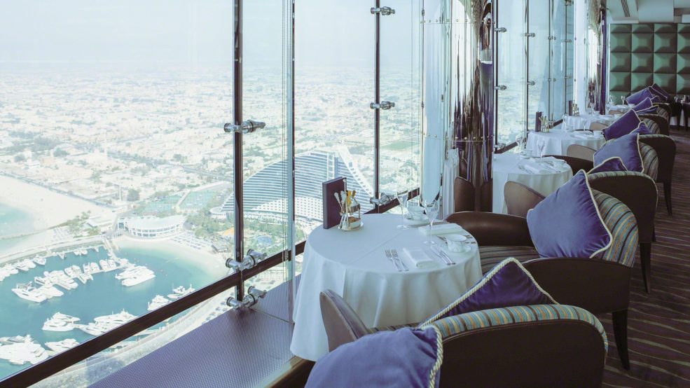 Atemberaubender Ausblick aus der Skyview Bar im Burj Al Arab. Foto © Mirco Seyfert