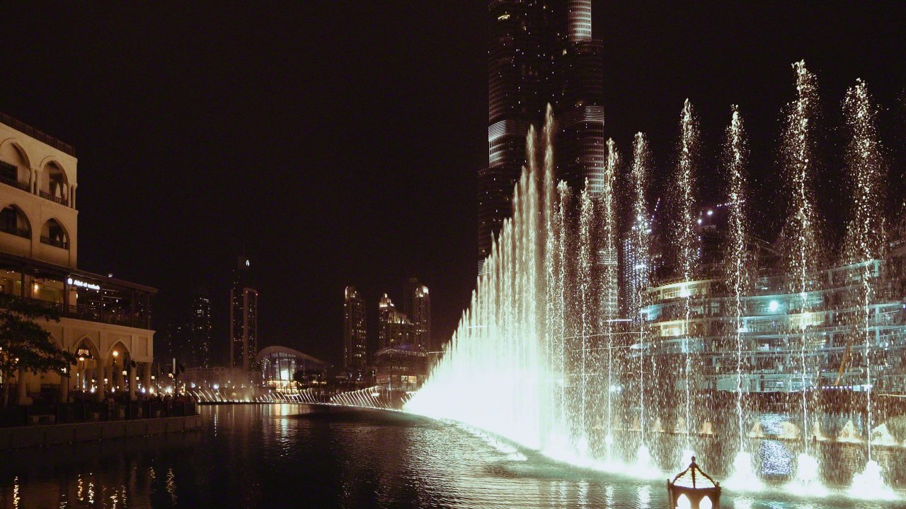 Dubai Fountain, faszinierende Wasserspiele am Burj Khalifa