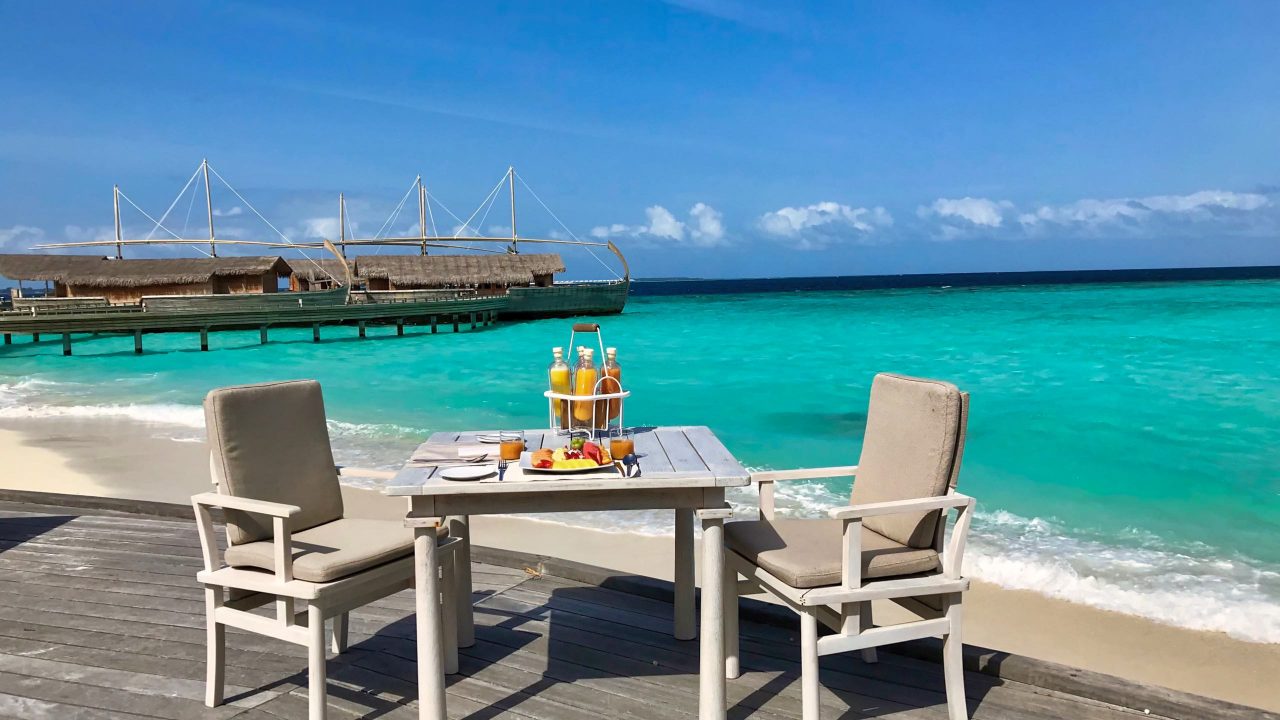 Milaidhoo Island Malediven Frühstück mit Meerblick