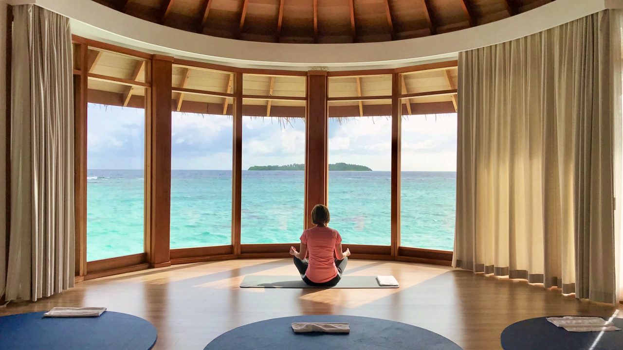 Milaidhoo Island Malediven Yoga im Over Water Pavillon