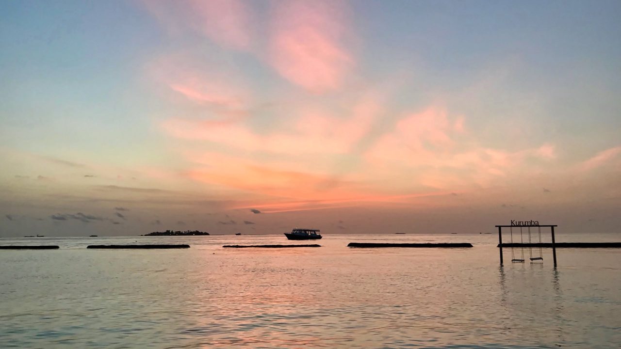 Wenn die Sonne abends im Ozean versinkt malt der Himmel die schönsten Bilder.