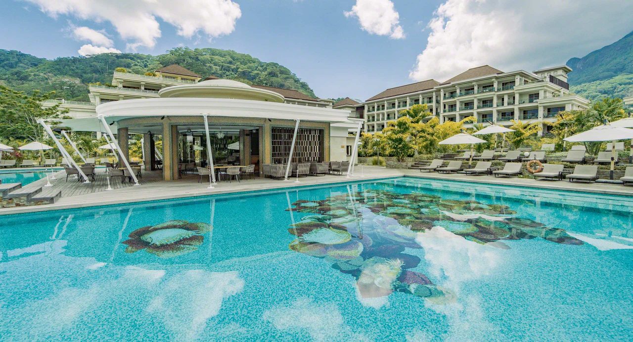 Seychellen, die großzügige Pool-Landschaft, Luxus Hotel Savoy in Mahé © Mirco Seyfert