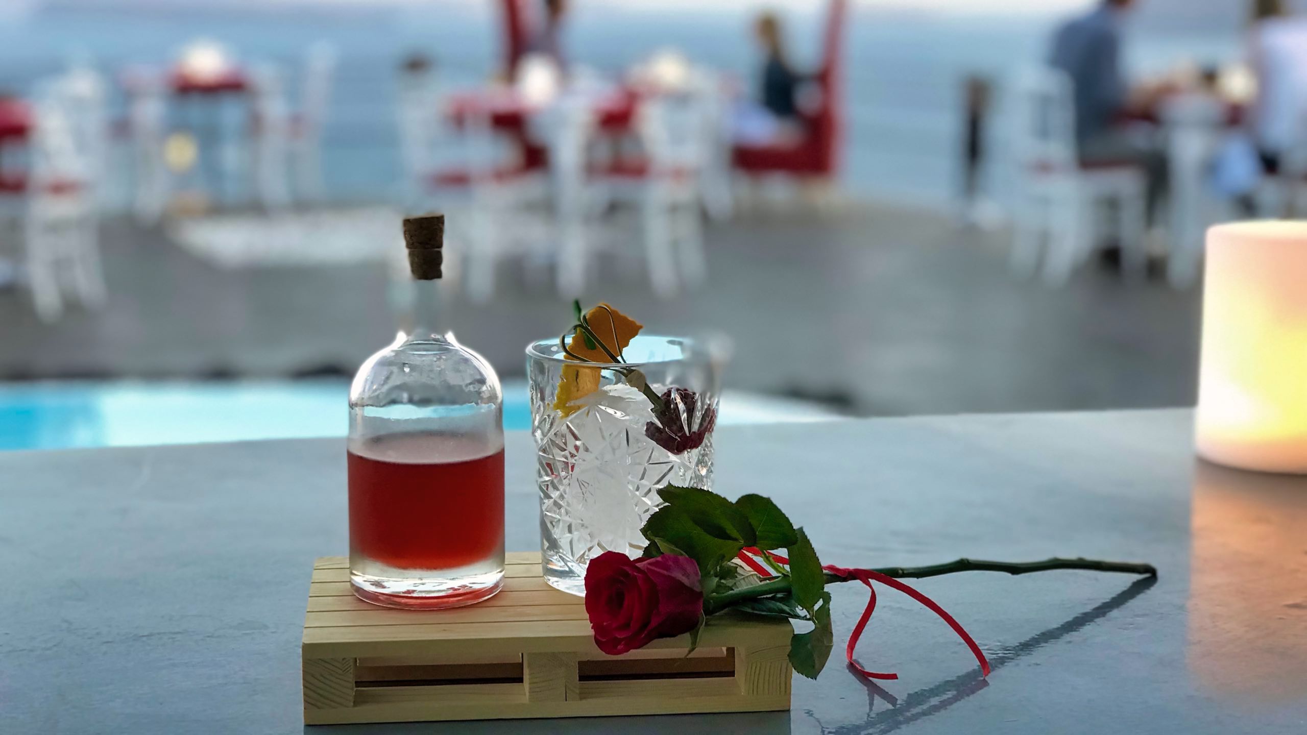 Santorini Reise Highlights und Tipps Drink im Restaurant Lauda