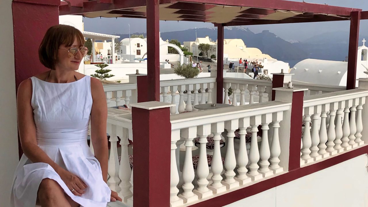 Santorini Reise Highlights und Tipps Maryloujohn Villas Svemirka auf der Terrasse