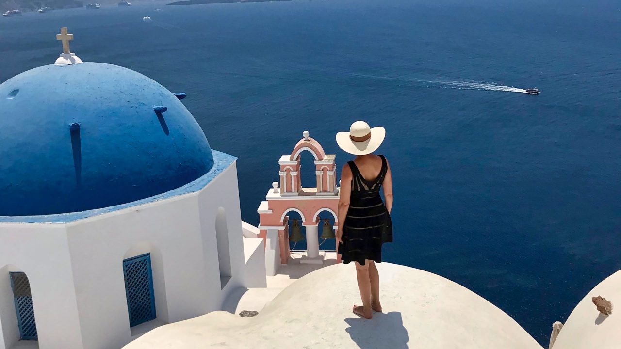 Santorini Reise Highlights und Tipps Svemirka in Oia mit blauen Kuppeln