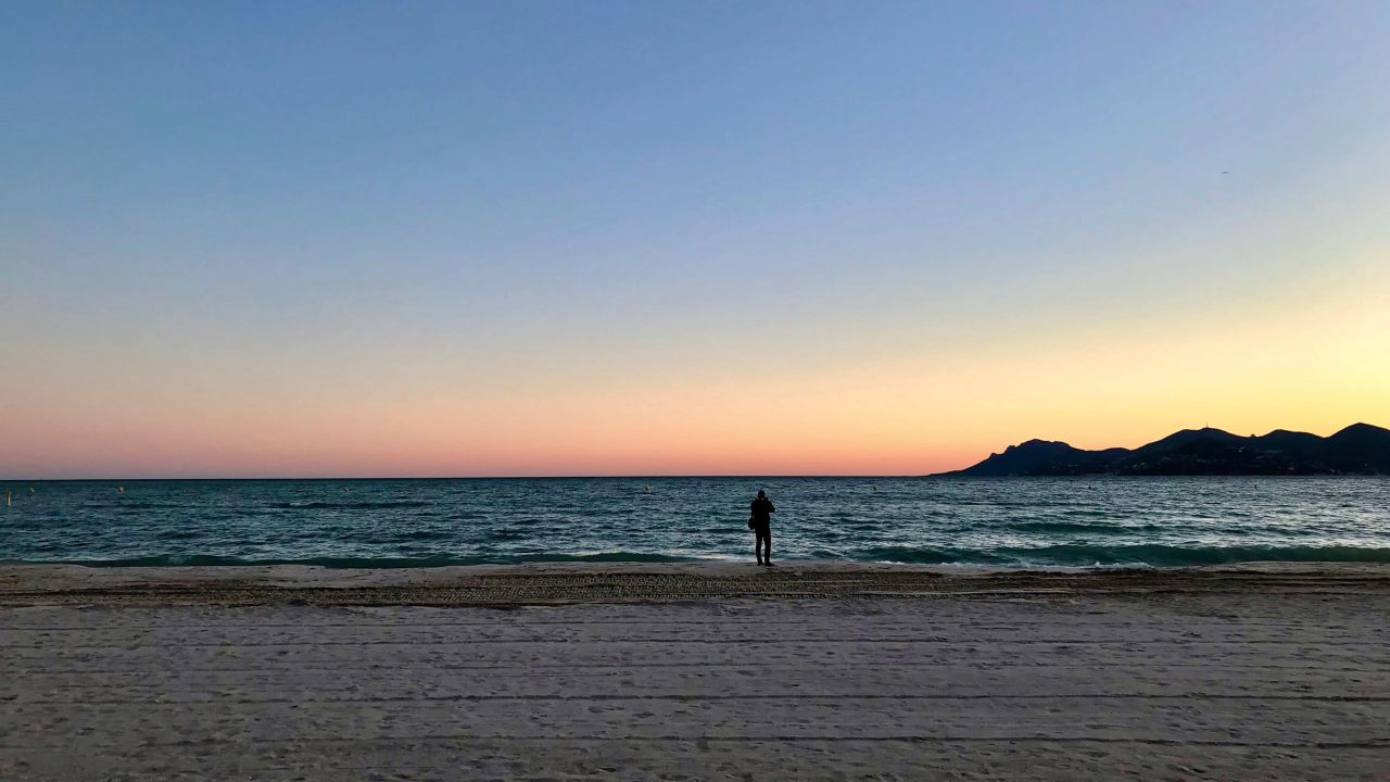Beim Sonnenuntergang in der Bucht der Croisette ist das Rauschen der Wellen gut zu hören. Côte d’Azur in der wunderbaren Nebensaison.