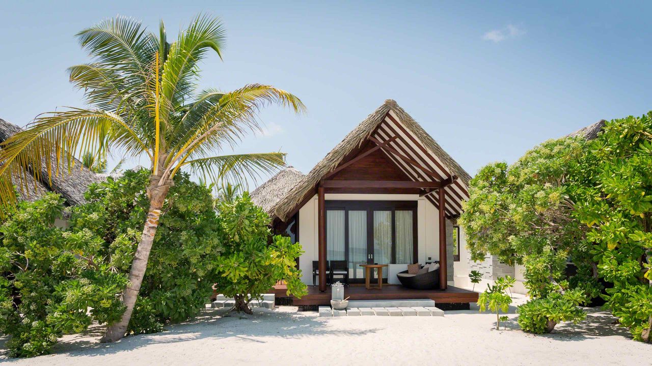 Beach Villa in üppiger tropischer Natur nur weniger Meter von der Lagune entfernt ©Mirco Seyfert