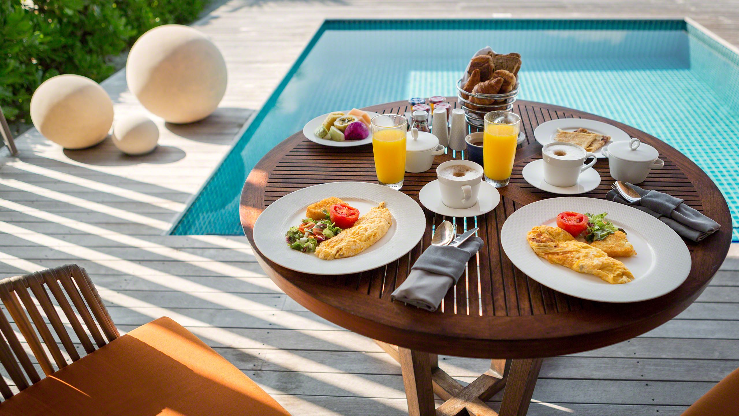 Paradiesisches Frühstück in der eigenen Villa am Pool servieren lassen, auch dieser Service ist inklusive ©Mirco Seyfert