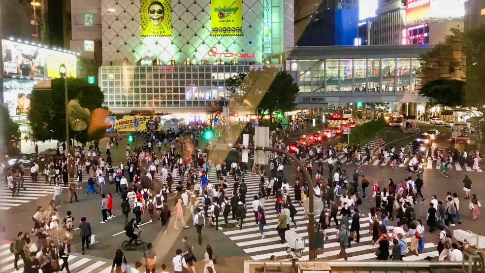 Japan Shibuya: Den besten Blick auf die berühmte Shibuya Kreuzung hast du vom 1. Stock des Starbucks Cafe