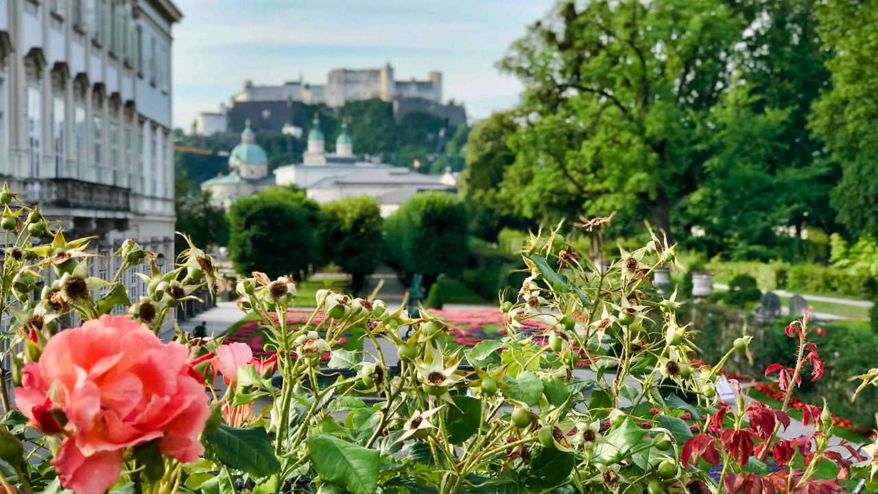 Ein Sommertraum: Mirabellgarten und das Wahrzeichen von Salzburg.