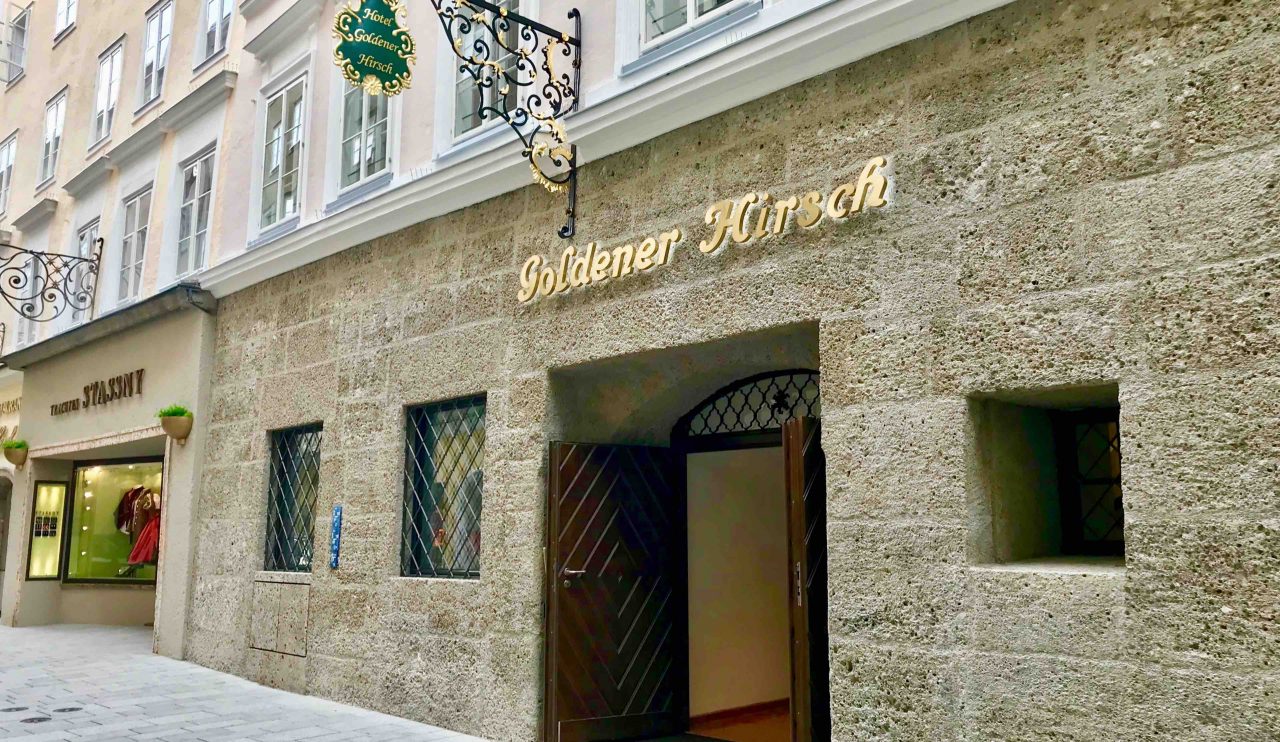 Der alte Charme im modernen Gewand, das frisch renovierte Luxushotel Goldener Hirsch strahlt im neuen Glanz.