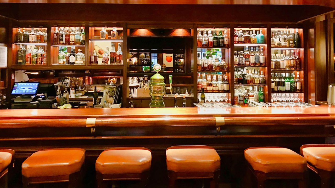 Clubatmosphäre im englischen Stil: Sehr gut sortierte Einstein Hotel Bar.