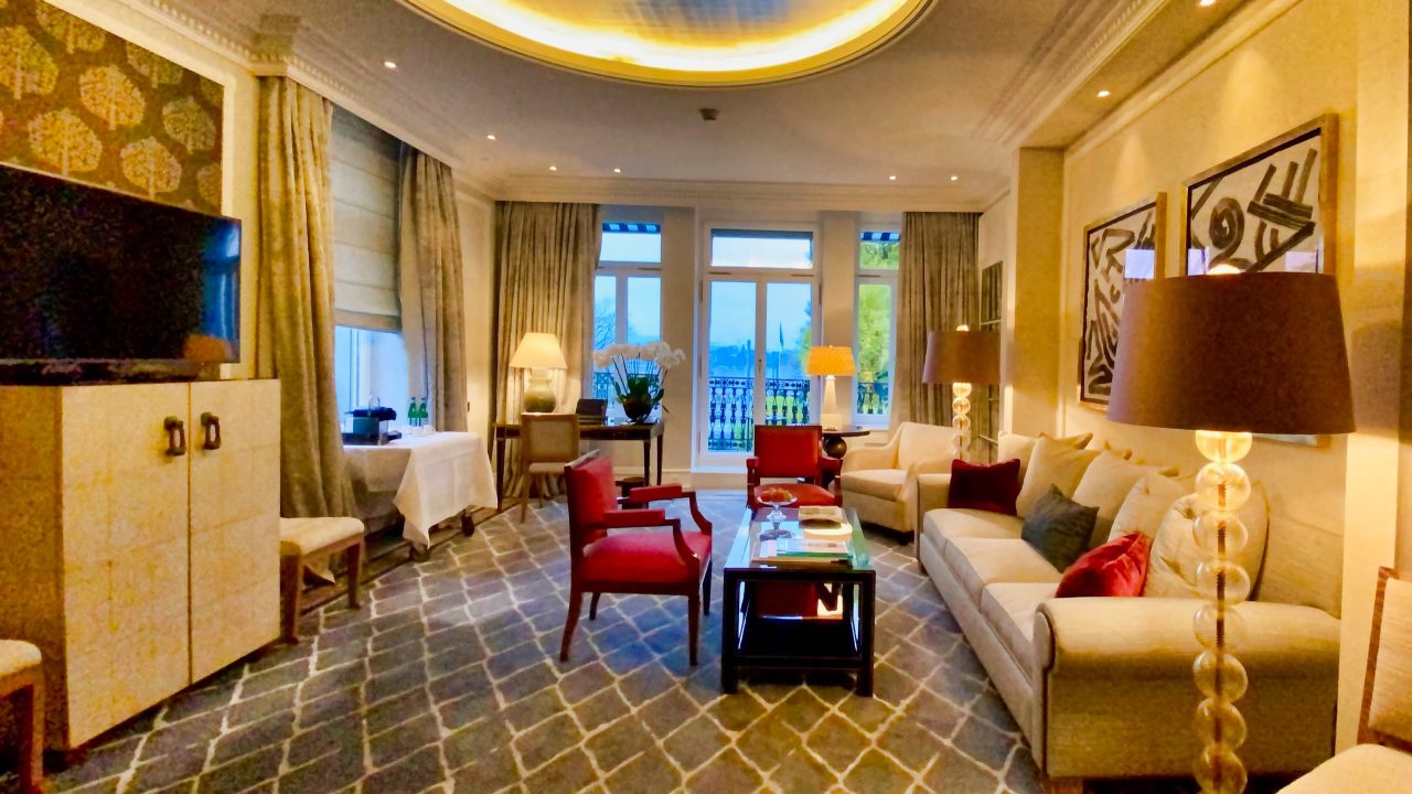 Suite mit Ausblick: Stilvolle und elegante Suiten bieten ein Höchstmass an Komfort und Luxus.