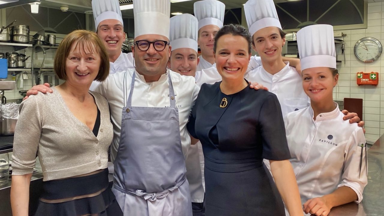 Strahlende Gesichter nach einem fantastischen Dinner. Spontaner Besuch in der mit zwei Michelin-Sternen ausgezeichneten Küche von Chefkoch Laurent Eperon.