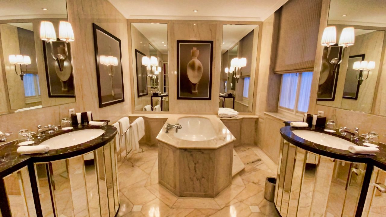 Massanfertigung und hochwertige Ausstattung genießen die Gäste im geräumigen Badezimmer.