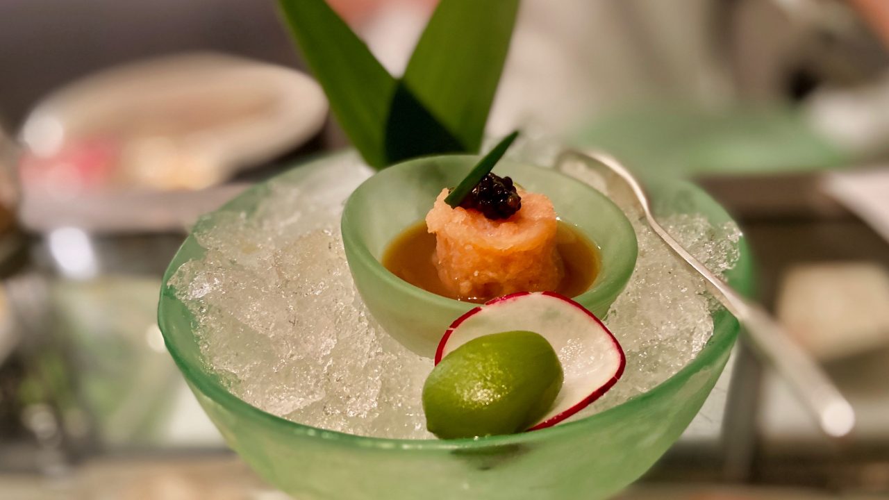 Nobu Special: Lachs Tartar mit Kaviar.