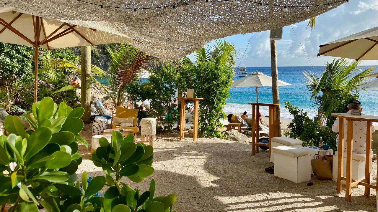 Französisches Flair in der Karibik. Shellona Beach Bar, an einem der schönsten Stände der Welt.