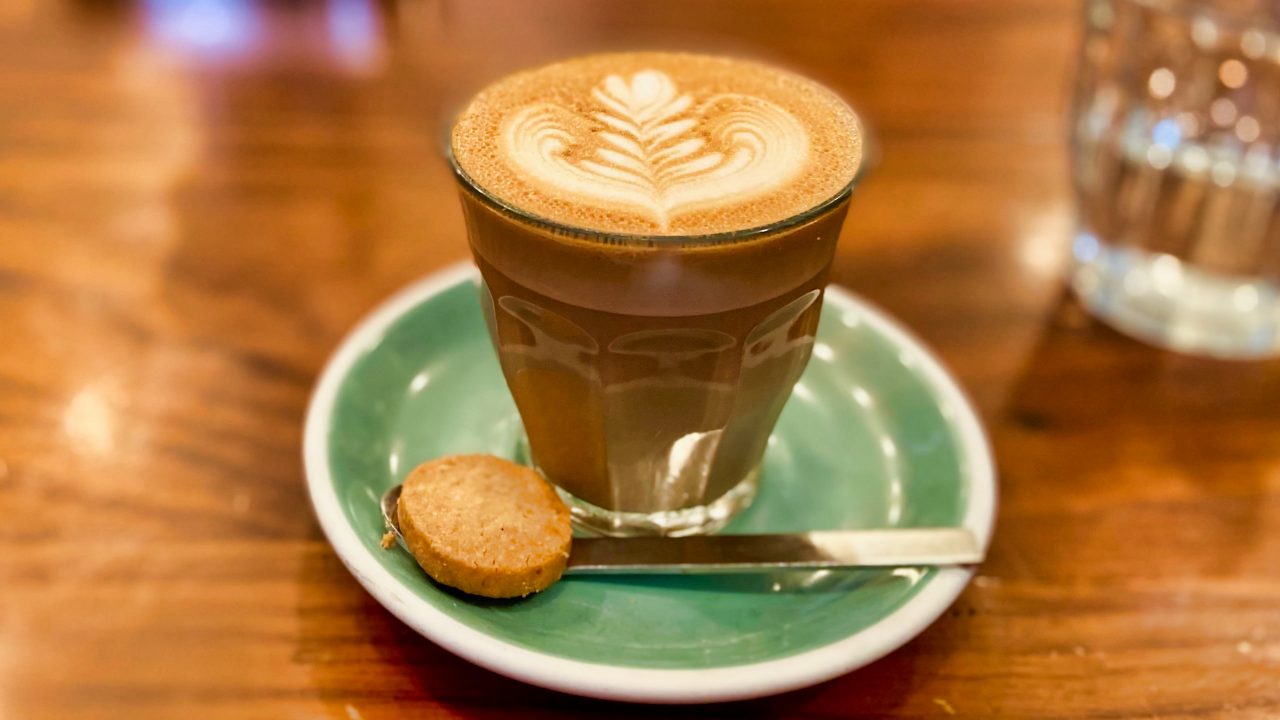 Latte-Spezialität kommt im Little Collins Café aus der ModBar.
