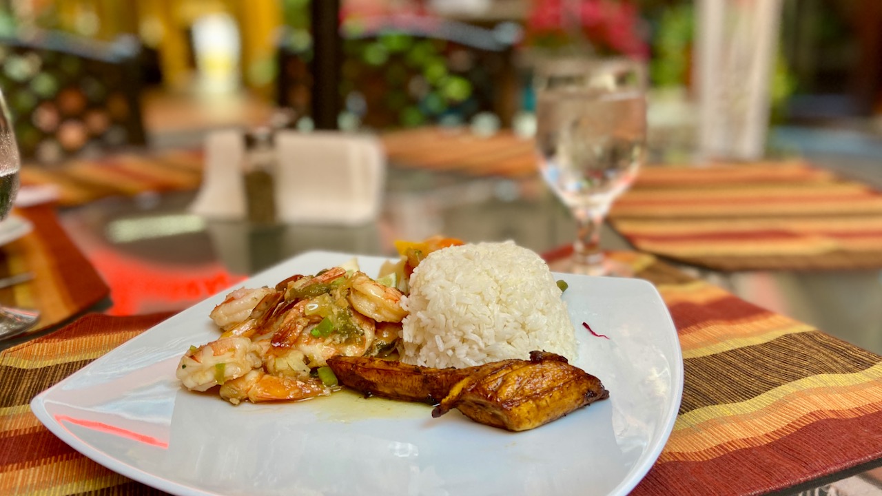 Barrachina Restaurant: Plantain, die traditionelle Kochbanane, aus der die Puerto Ricaner jedes erdenkliche Gericht zaubern, schmeckt auch zu Scampi hervorragend.