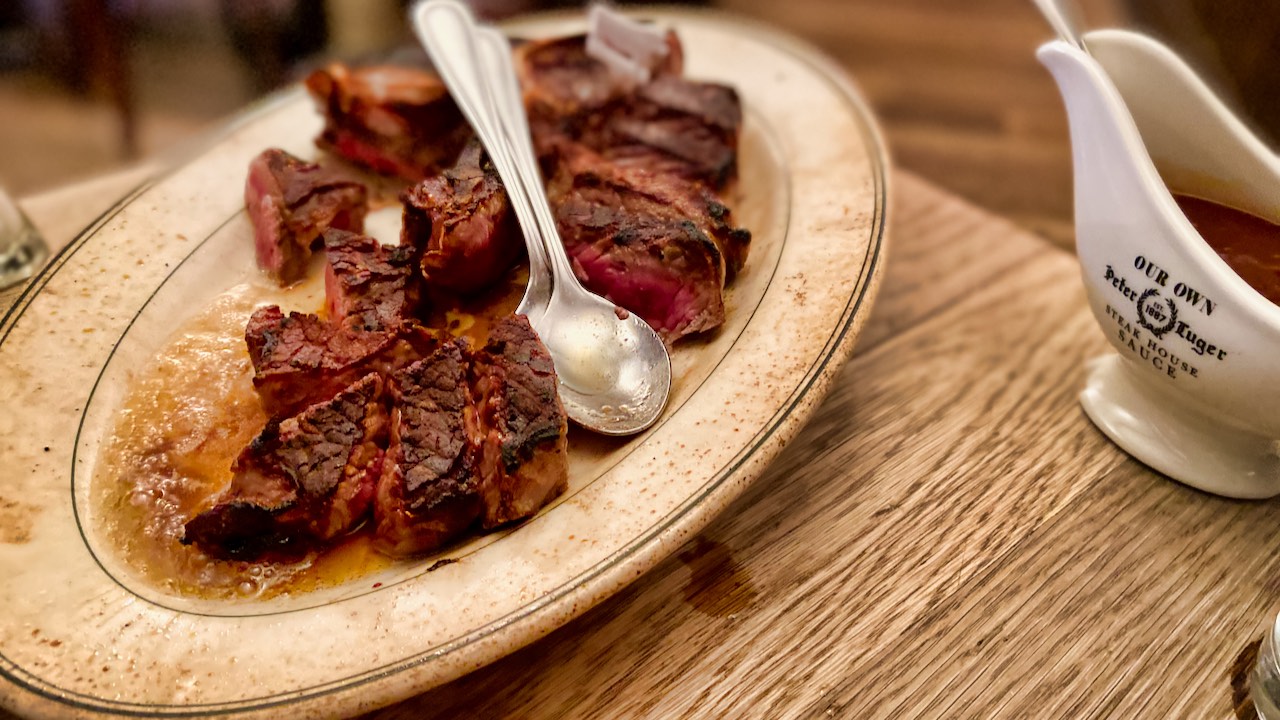 Peter Luger's Porterhouse Steak: Der heiße Porzellanteller kommt mit einem Feuerwerk aus Zisch- und Knacklauten am Tisch an.