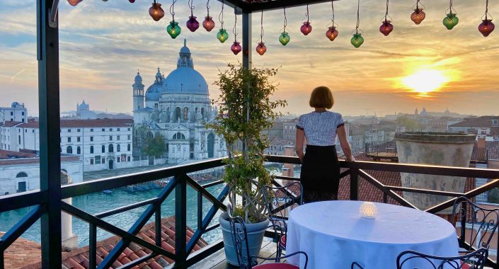 Hotel Bauer Palazzo Venedig: Luxus Reisebloggerin Svemirka Seyfert im Sonnenuntergang auf der Dachterrasse