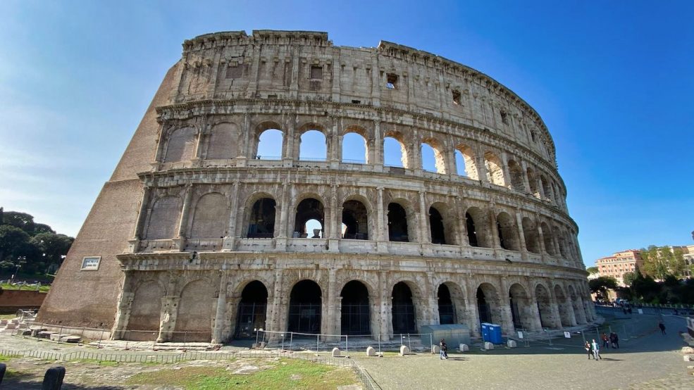 Kolosseum, das Wahrzeichen der Stadt gehört zu den meistbesuchten Attraktionen in Rom