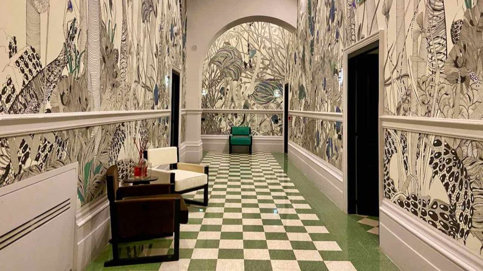Luxus Hotel Roma: Ein stylischer Hotelflur mit Kunst und Design
