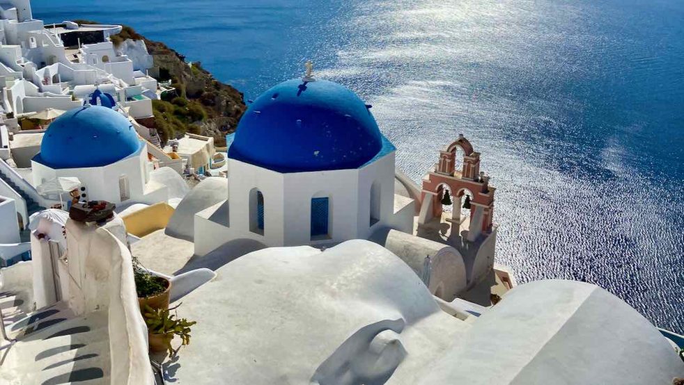Santorini, dort wo weiße Häuser und blaue Kuppeln mit der Sonne und dem Meer um die Wette strahlen