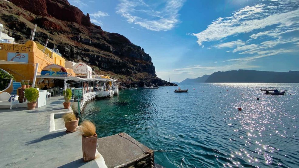 Santorini direkt am Meer: In den Restaurants gibt es frischen Fisch und Hafenidylle
