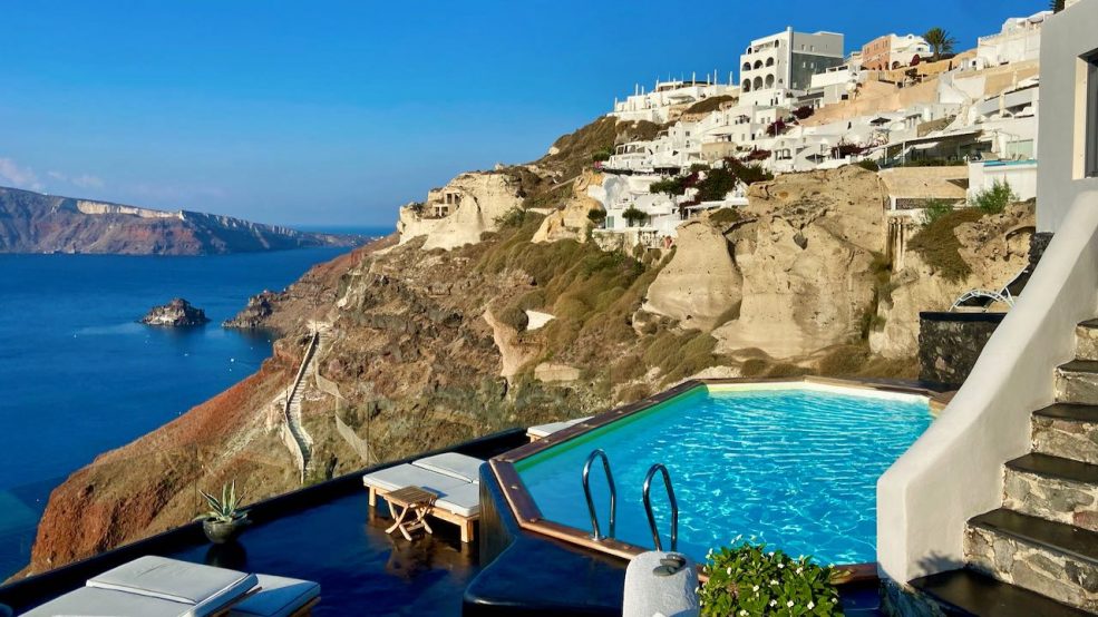 Santorini: Die wenigen Urlauber können in Ruhe abtauchen und genießen in den geöffneten Hotels exklusiven Service