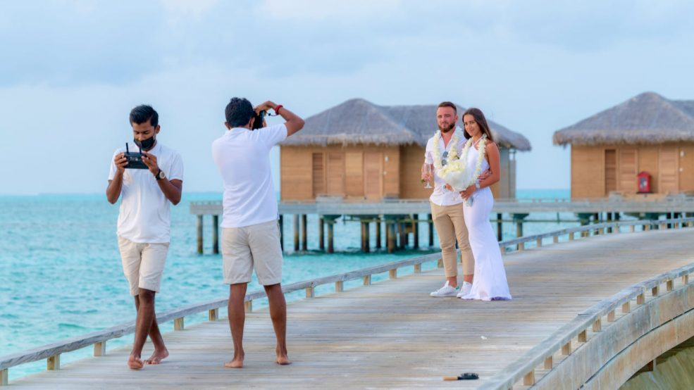 Malediven Reise You & Me by Cocoon Hochzeitspaar vor Wasservillen