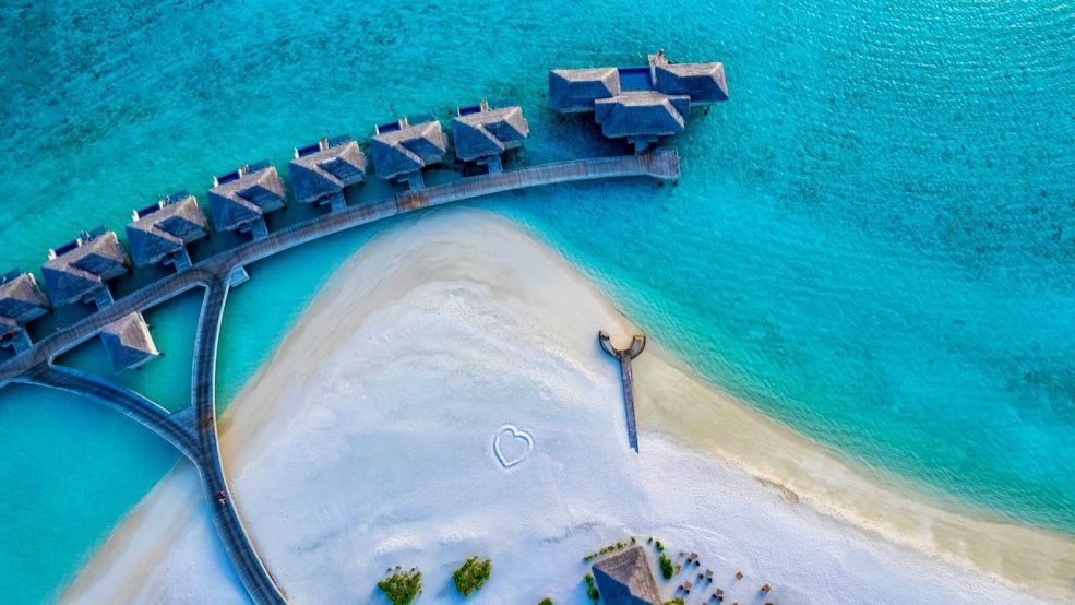 Malediven Reise You & Me by Cocoon Wasservilla und Strand Drohnenfoto