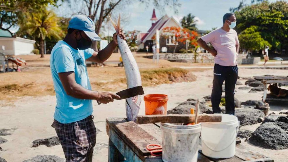 Mauritius Reisetipps und Sehenswürdigkeiten Fischer am Strand mit Fisch
