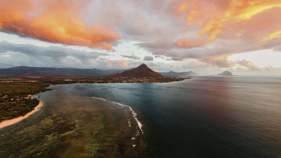 Mauritius Reisetipps und Sehenswürdigkeiten Le Morne Barbant Sonnenuntergang Drohne Foto