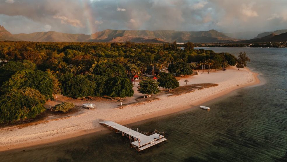 Mauritius Reisetipps_Maradiva Villas Resort & Spa_Strand von oben Drohne