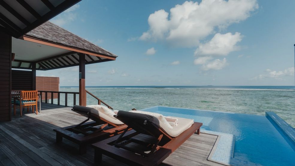 Hideaway Beach Resort & Spa Malediven Reisetipp Wasservilla Pool und Terrasse